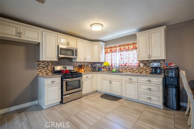 Detail Gallery Image 5 of 14 For 17535 Highacres Ave, Lake Los Angeles,  CA 93591 - 4 Beds | 2 Baths