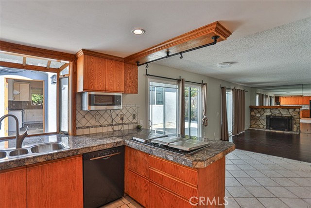 Detail Gallery Image 17 of 46 For 18440 Tamarind, Fountain Valley,  CA 92708 - 6 Beds | 4 Baths