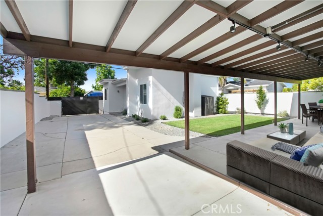 Detail Gallery Image 26 of 57 For 17557 Burbank Bld, Encino,  CA 91316 - 3 Beds | 2 Baths