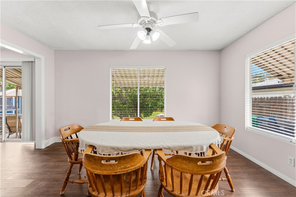 https://media.crmls.org/medias/4f2dea26-b296-453f-9526-c12fd7cca906.jpg?preset=X-Large
