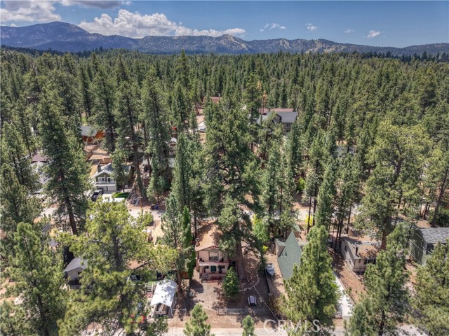 320 W Aeroplane Boulevard, Big Bear City CA: https://media.crmls.org/medias/4f2f326a-db90-4e80-89d0-e2a4e190b95b.jpg