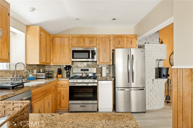 Detail Gallery Image 9 of 58 For 39005 Bayview Ln, Big Bear Lake,  CA 92315 - 4 Beds | 2/1 Baths