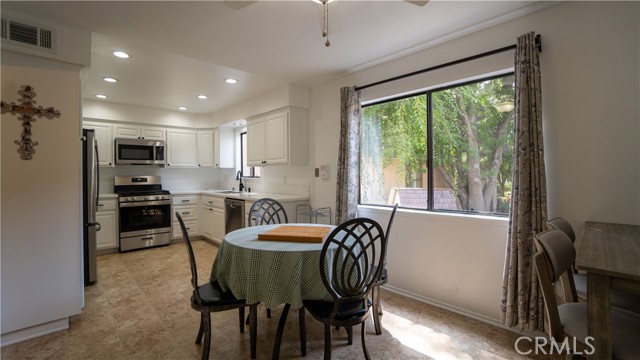 KITCHEN & BREAKFAST AREA
