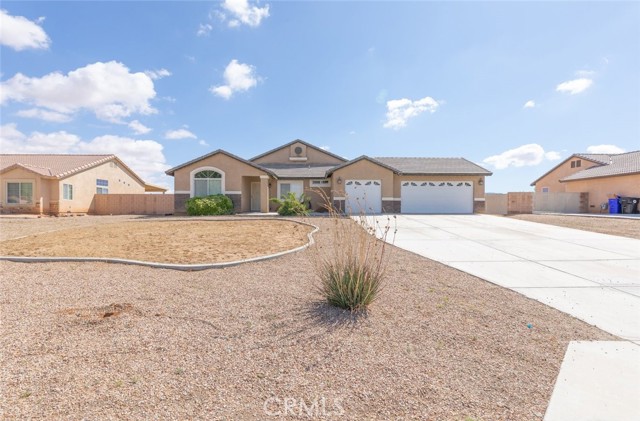 Detail Gallery Image 3 of 35 For 14193 Fresian, Apple Valley,  CA 92307 - 4 Beds | 3 Baths