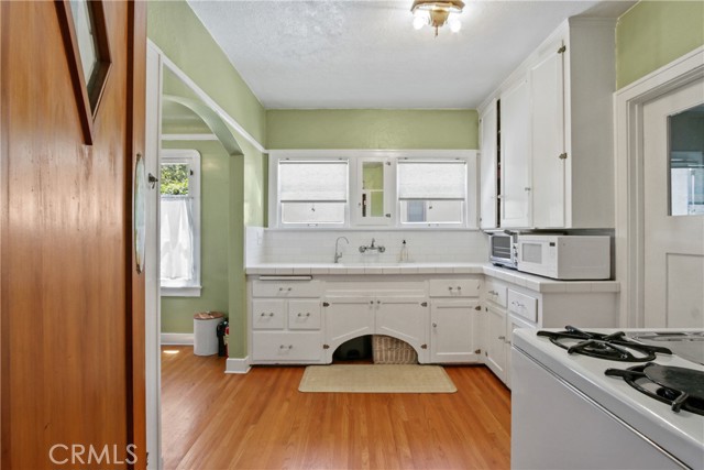 904 N Olive Street, Santa Ana CA: https://media.crmls.org/medias/4f330acc-0eab-4e71-b528-5980bfbe3b12.jpg