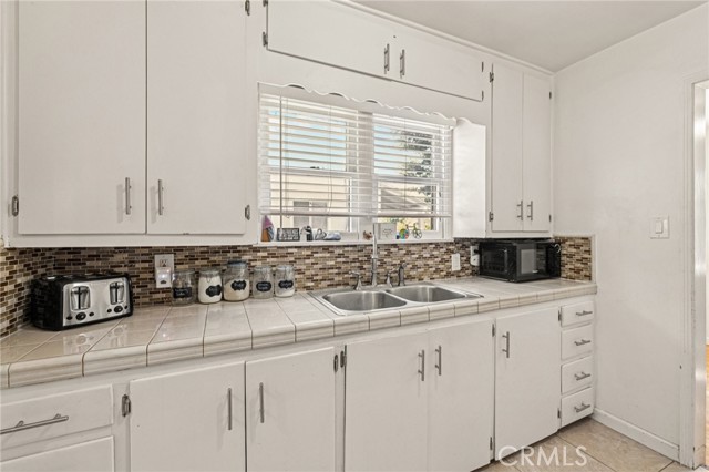 7528 Amigo Avenue, Reseda CA: https://media.crmls.org/medias/4f3b236e-1af7-49a7-bb70-4bb7a3c34346.jpg