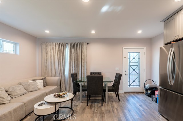 Detail Gallery Image 5 of 21 For 7647 Amestoy Ave, Van Nuys,  CA 91406 - 2 Beds | 2 Baths