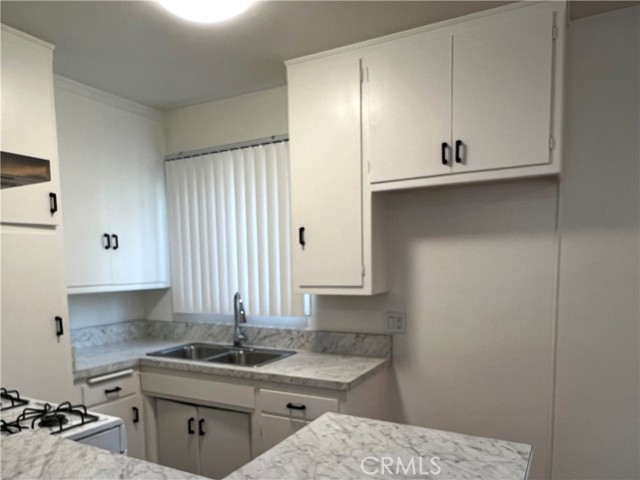 Detail Gallery Image 2 of 11 For 420 W Alameda #C,  Burbank,  CA 91506 - 1 Beds | 1 Baths