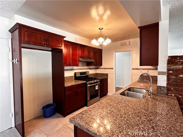 Detail Gallery Image 7 of 26 For 8927 Gloria Ave, North Hills,  CA 91343 - 3 Beds | 2 Baths
