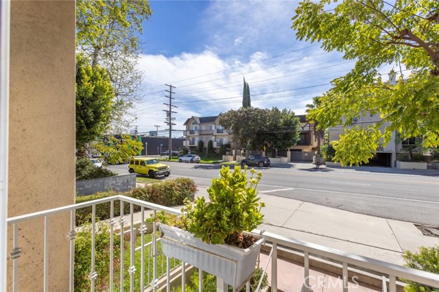 Detail Gallery Image 7 of 55 For 11445 Moorpark, Studio City,  CA 91602 - 2 Beds | 2/1 Baths