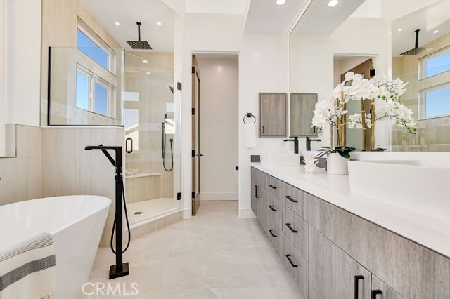 OWNER'S ENSUITE BATHROOM