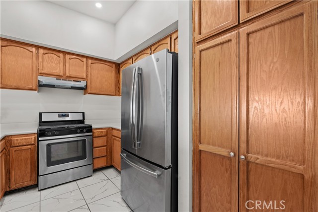 Detail Gallery Image 8 of 35 For 1559 Winona #D3,  Los Angeles,  CA 90027 - 2 Beds | 2 Baths