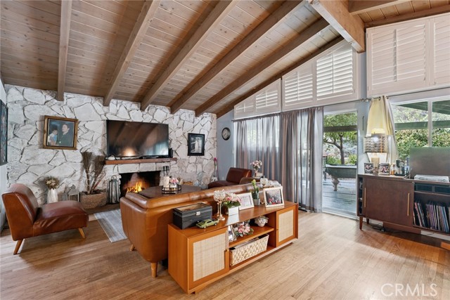 Detail Gallery Image 2 of 19 For 17531 Romar St, Northridge,  CA 91325 - 4 Beds | 2 Baths