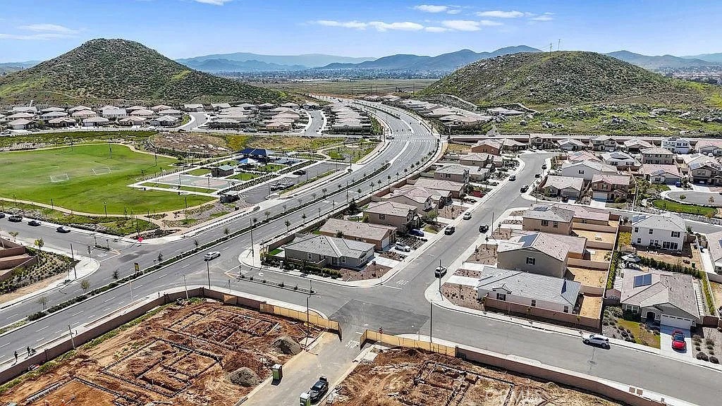 https://media.crmls.org/medias/4f4a685f-81b7-49e5-b5bc-b63d3d02ede4.jpg?preset=X-Large