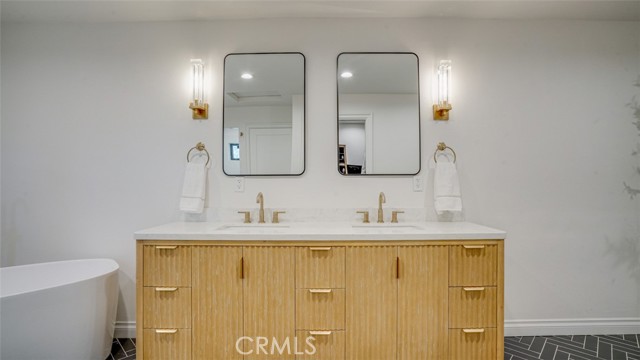 22914 Gershwin Drive, Woodland Hills CA: https://media.crmls.org/medias/4f4b210f-2f60-4881-9e2a-137667889dce.jpg