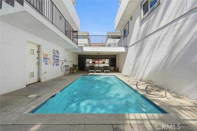 Detail Gallery Image 27 of 30 For 7304 Balboa #C,  Lake Balboa,  CA 91406 - 3 Beds | 3/1 Baths