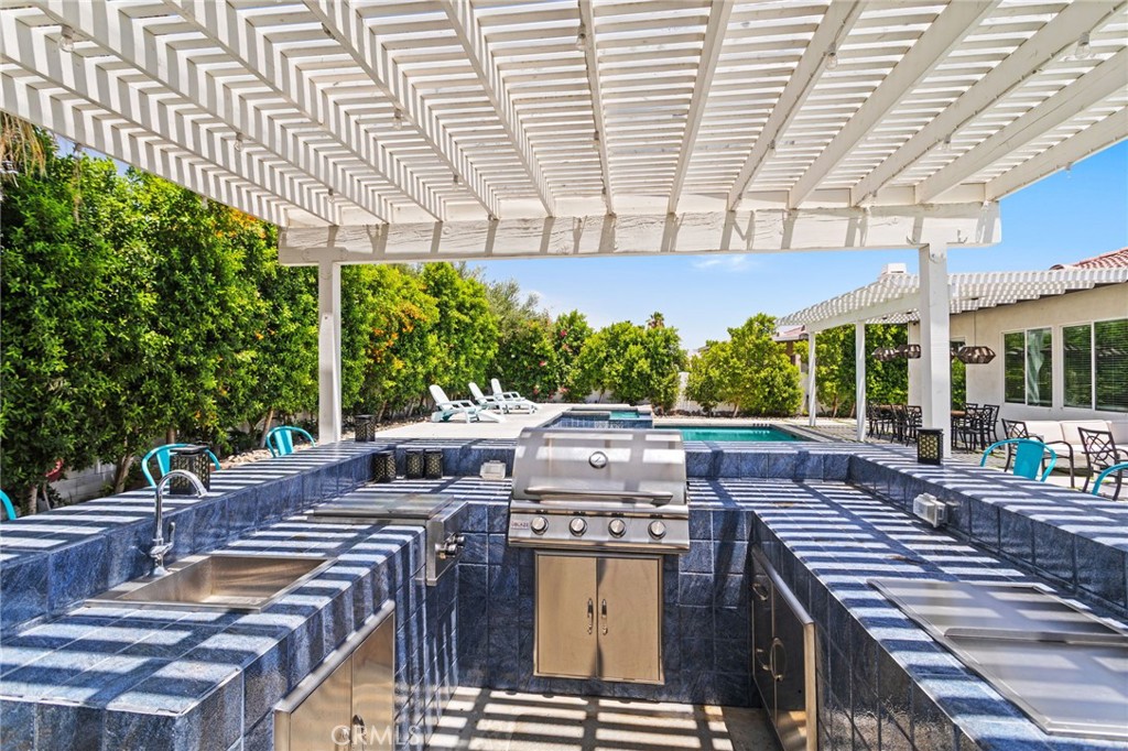 https://media.crmls.org/medias/4f4d7896-eb41-46e2-8791-233bc2005649.jpg?preset=X-Large