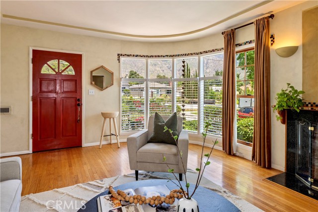 2042 E Crary Street, Pasadena CA: https://media.crmls.org/medias/4f4e8d8f-3427-49e4-9d47-4de32be8f615.jpg