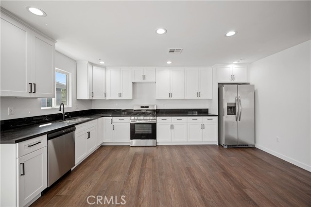 Detail Gallery Image 29 of 73 For 7445 Balcom Ave, Reseda,  CA 91335 - 4 Beds | 2 Baths