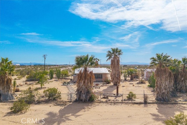 380 Mack Lane, 29 Palms CA: https://media.crmls.org/medias/4f53e736-7bff-4653-9fa7-25adc8ef1d55.jpg