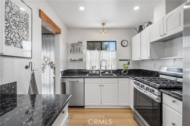 Detail Gallery Image 4 of 31 For 20134 Leadwell St. #218,  Winnetka,  CA 91306 - 3 Beds | 2 Baths