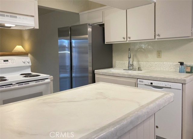 Detail Gallery Image 4 of 15 For 2706 Voorhees Ave #1,  Redondo Beach,  CA 90278 - 3 Beds | 2/1 Baths