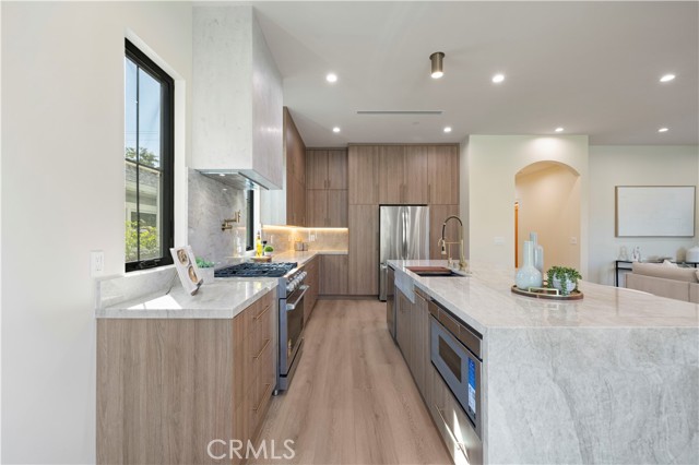 Detail Gallery Image 7 of 73 For 4026 Garden Ave, Los Angeles,  CA 90039 - 5 Beds | 4/2 Baths