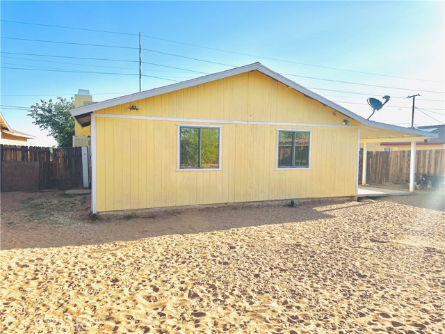 10907 BARTLETT, Adelanto CA: https://media.crmls.org/medias/4f5d3049-42fd-4153-b3e1-0554832a7592.jpg