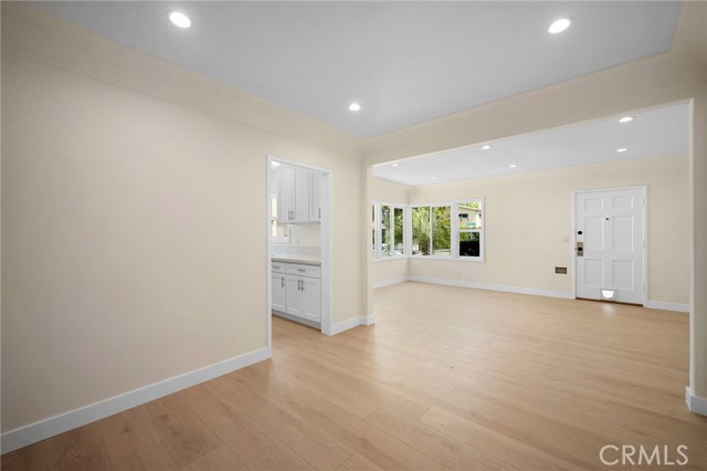 Detail Gallery Image 11 of 22 For 1007 W Angeleno Ave #101,  Burbank,  CA 91506 - 2 Beds | 2 Baths