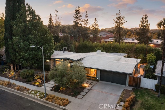 4835 Almidor Avenue, Woodland Hills CA: https://media.crmls.org/medias/4f5f0dbf-4348-4f60-a206-eb9c9ebcb436.jpg