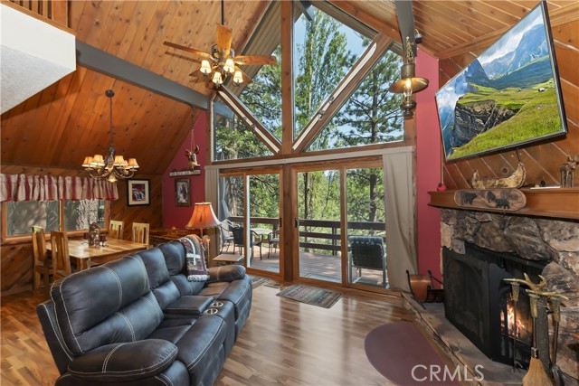 Detail Gallery Image 7 of 50 For 27380 Oakwood Dr, Lake Arrowhead,  CA 92352 - 3 Beds | 3 Baths