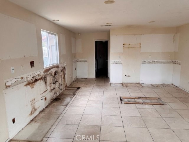 2775 S Buena Vista Avenue, Corona CA: https://media.crmls.org/medias/4f624c9c-fadf-4737-9901-cdfa1156b6d7.jpg