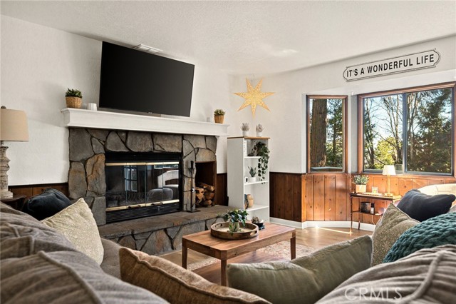 Detail Gallery Image 2 of 26 For 583 W Victoria Ct, Lake Arrowhead,  CA 92352 - 3 Beds | 2 Baths