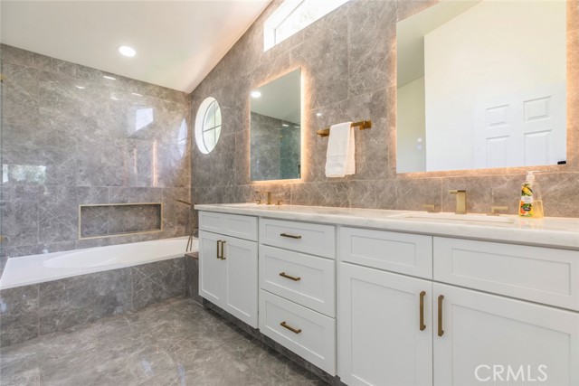 20128 Cavern Court, Saugus CA: https://media.crmls.org/medias/4f6550e6-6bd3-49c2-adf4-c99fcf04df5e.jpg