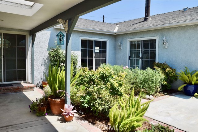 2024 N Kenwood Street, Burbank CA: https://media.crmls.org/medias/4f66804b-a622-418a-bcb1-30ab4aff1f6f.jpg