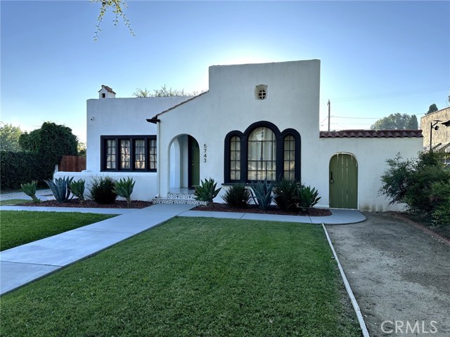 5743 Magnolia Avenue, Riverside CA: https://media.crmls.org/medias/4f6c6a47-65c7-4581-aff5-9d353fbdf9db.jpg