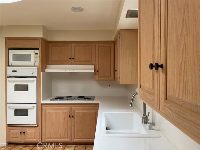 24041 Mariano Street, Woodland Hills CA: https://media.crmls.org/medias/4f6d8836-e7e2-4578-b38b-c2e19147ba09.jpg