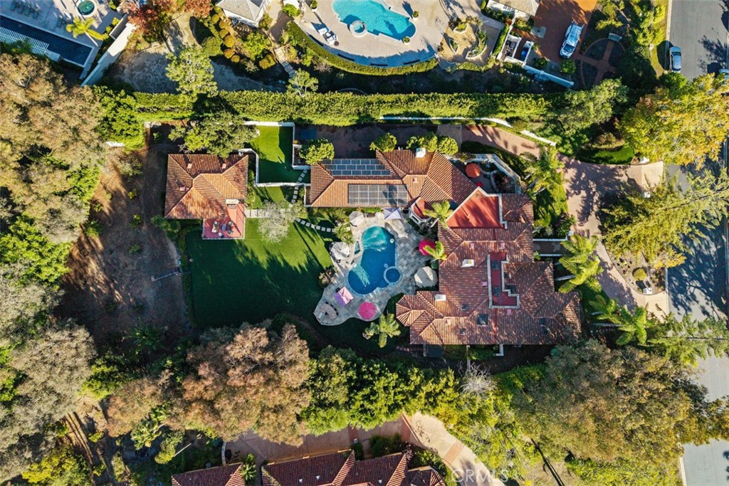https://media.crmls.org/medias/4f6da296-4856-4f17-88e2-58f3facd2c85.jpg?preset=X-Large