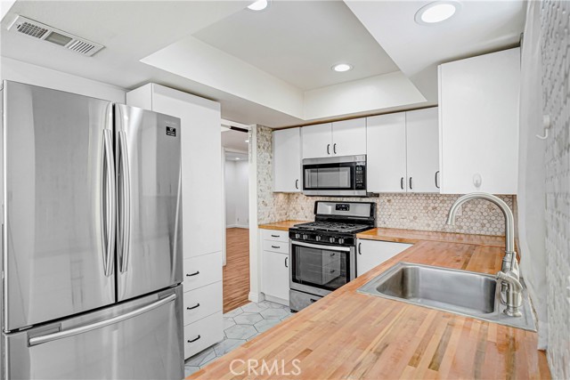 Detail Gallery Image 18 of 22 For 7001 S La Cienega #101,  Los Angeles,  CA 90045 - 2 Beds | 2 Baths