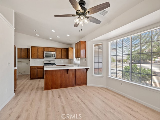 Detail Gallery Image 5 of 41 For 15464 Erie Rd, Apple Valley,  CA 92307 - 3 Beds | 2 Baths