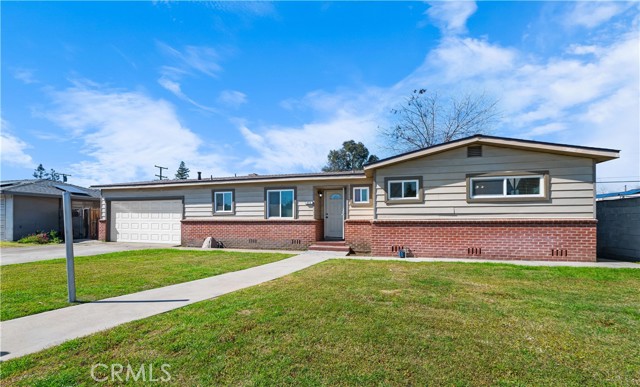 Detail Gallery Image 1 of 1 For 2215 S Court St, Visalia,  CA 93277 - 3 Beds | 2 Baths