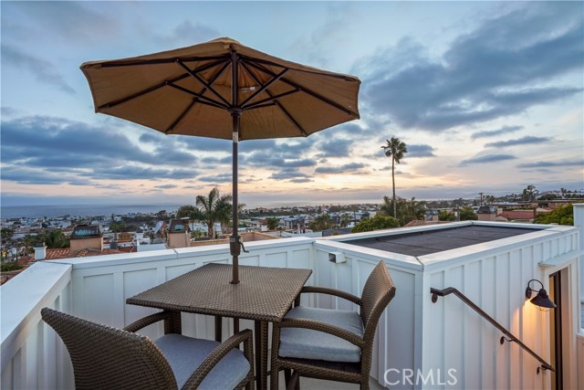 933 15th Street, Hermosa Beach, California 90254, 4 Bedrooms Bedrooms, ,5 BathroomsBathrooms,Residential,Sold,15th,SB22116239