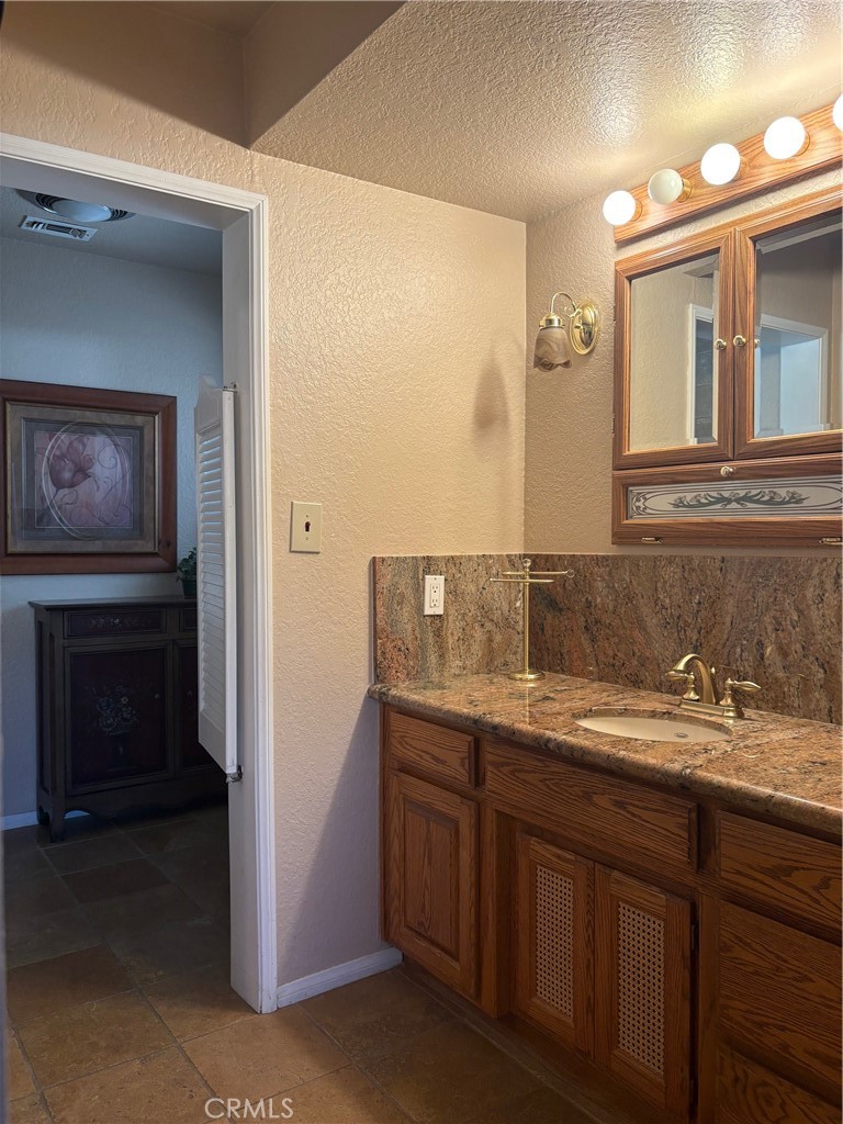 https://media.crmls.org/medias/4f76746d-a809-4c22-b3f3-e98a2cf92302.jpg?preset=X-Large