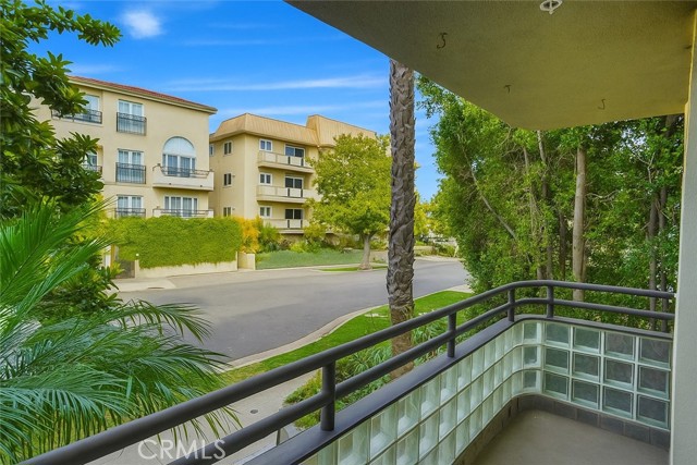 Detail Gallery Image 14 of 15 For 1819 Holmby #104,  Los Angeles,  CA 90025 - 2 Beds | 3 Baths