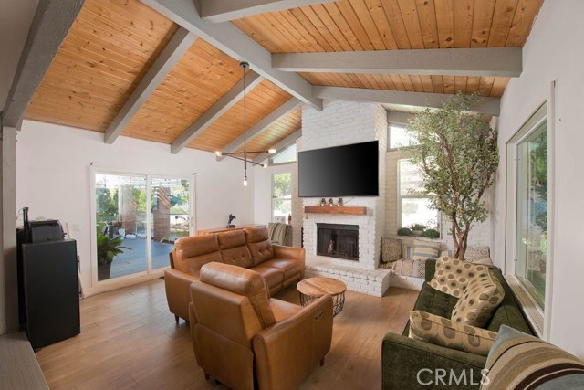 Detail Gallery Image 17 of 49 For 2057 Woodglen St, Simi Valley,  CA 93065 - 4 Beds | 2/1 Baths