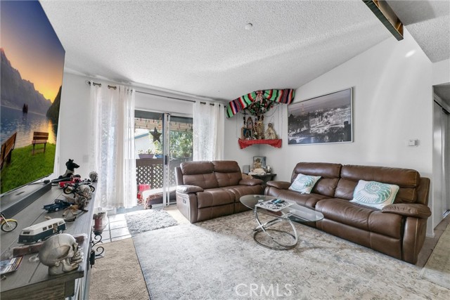 Detail Gallery Image 3 of 32 For 23268 Orange Ave #4,  Lake Forest,  CA 92630 - 3 Beds | 2 Baths