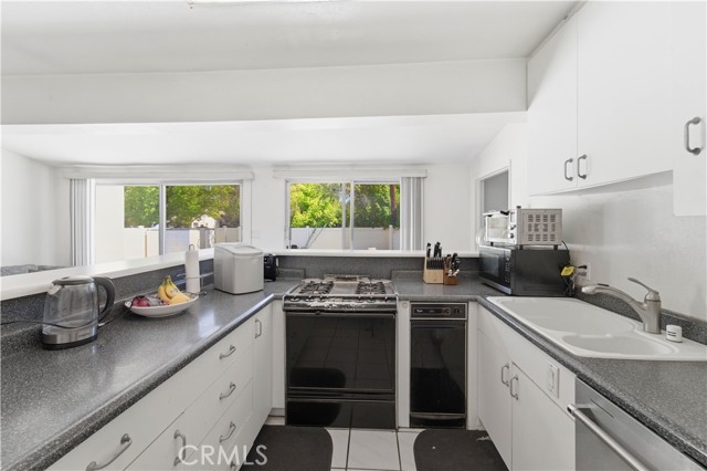 Detail Gallery Image 10 of 33 For 6254 Etiwanda Ave, Tarzana,  CA 91335 - 3 Beds | 2 Baths