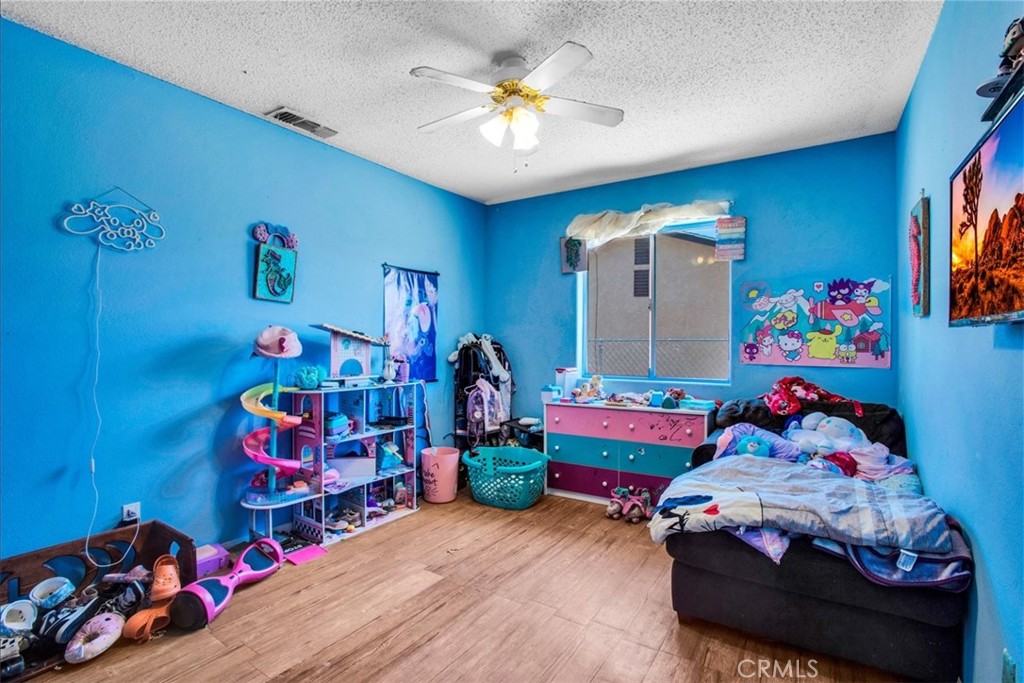 https://media.crmls.org/medias/4f7be3c3-33dc-453e-a611-e17a0f355865.jpg?preset=X-Large