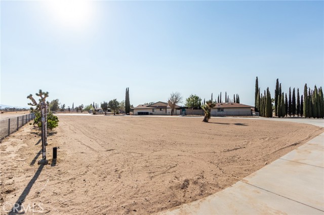10731 Anaconda Avenue, Oak Hills CA: https://media.crmls.org/medias/4f7c71ab-0e77-479d-aa79-40dcc8d047ae.jpg