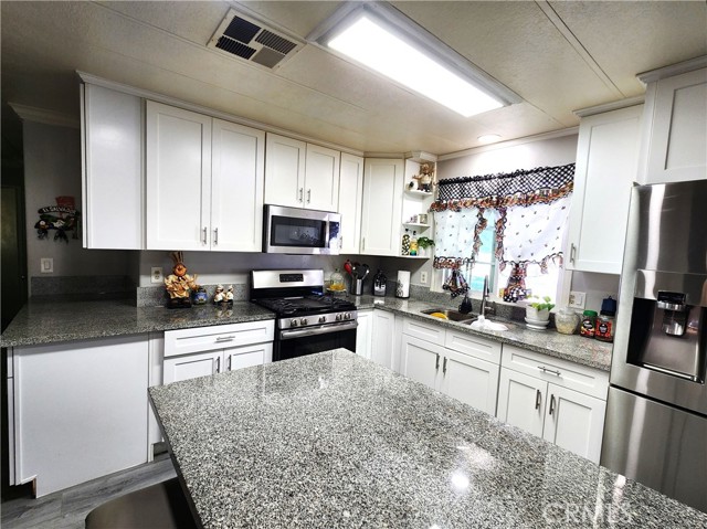 Detail Gallery Image 8 of 39 For 3825 Crestmore Rd #437,  Riverside,  CA 92509 - 4 Beds | 2 Baths